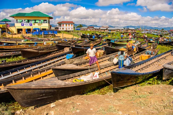 Inle Lake, Myanmar - 30 Ağustos 2016: Shan Eyaleti'nin Taunggyi İlçesi Nyaungshwe İlçesi'nde bulunan inle Sap üzerinde bambu tekneler, bir tatlı su gölü, Myanmar