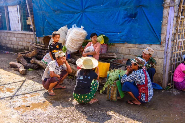 Inle Lake, Myanmar - 30 Ağustos 2016: Tanımlanamayan Birmanya lılar pazar yerinde çalışıyor, Inle Sap, Shan Eyaleti'nin Taunggyi İlçesi'nin Nyaungshwe İlçesi'nde bir tatlı su gölü, Myanmar
