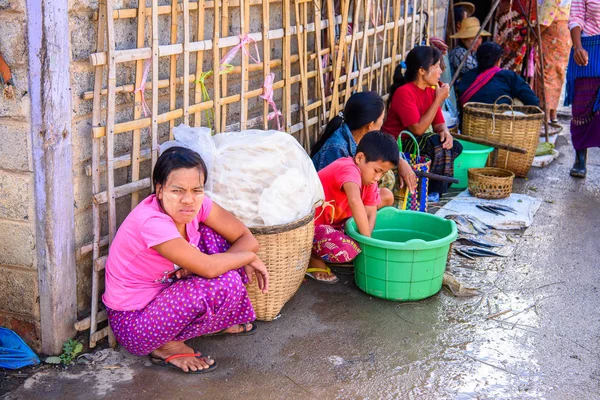 Inle Lake Myanmar Ago 2016 Los Birmanos Identificados Trabajan Mercado — Foto de Stock