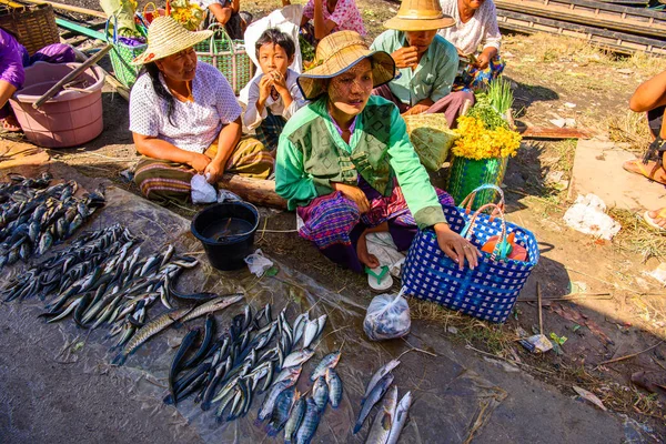 Inle Lake, Myanmar - 30 Ağustos 2016: Tanımlanamayan Birmanya lılar pazar yerinde çalışıyor, Inle Sap, Shan Eyaleti'nin Taunggyi İlçesi'nin Nyaungshwe İlçesi'nde bir tatlı su gölü, Myanmar