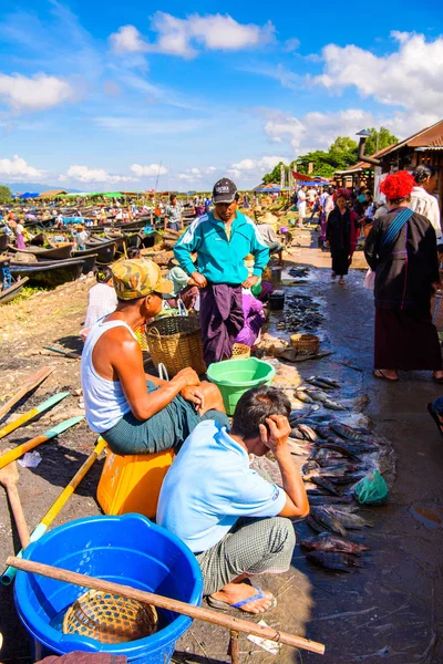 Inle Lake, Myanmar - 30 Ağustos 2016: Tanımlanamayan Birmanya lılar pazar yerinde çalışıyor, Inle Sap, Shan Eyaleti'nin Taunggyi İlçesi'nin Nyaungshwe İlçesi'nde bir tatlı su gölü, Myanmar