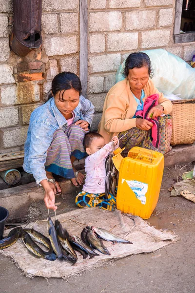 Inle Lake, Myanmar - Ağu 30, 2016: Tanımlanamayan Birmanya kadın pazar yerinde balık satıyor, Inle Sap, Shan State Taunggyi İlçesi Nyaungshwe İlçesi'nde bir tatlı su gölü, Myanmar