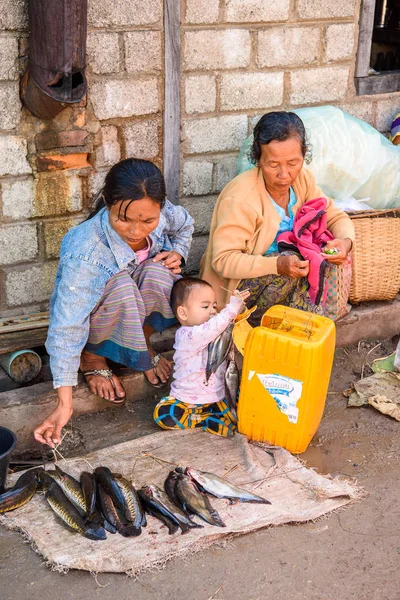 Inle Lake, Myanmar - Ağu 30, 2016: Tanımlanamayan Birmanya kadın pazar yerinde balık satıyor, Inle Sap, Shan State Taunggyi İlçesi Nyaungshwe İlçesi'nde bir tatlı su gölü, Myanmar