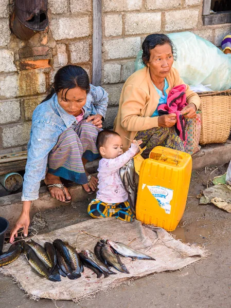 Inle Lake, Myanmar - Ağu 30, 2016: Tanımlanamayan Birmanya kadın pazar yerinde balık satıyor, Inle Sap, Shan State Taunggyi İlçesi Nyaungshwe İlçesi'nde bir tatlı su gölü, Myanmar