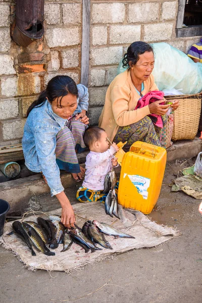 Inle Lake, Myanmar - Ağu 30, 2016: Tanımlanamayan Birmanya kadın pazar yerinde balık satıyor, Inle Sap, Shan State Taunggyi İlçesi Nyaungshwe İlçesi'nde bir tatlı su gölü, Myanmar