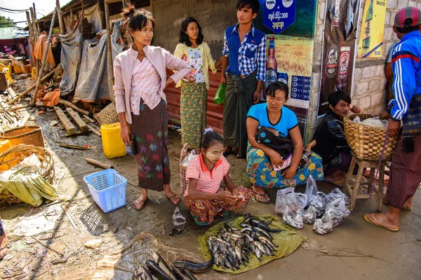 Inle Lake Myanmar Ago 2016 Mujer Birmana Identificada Vende Pescado — Foto de Stock