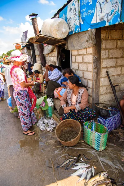 Inle Lake, Myanmar - 30 Ağustos 2016: Tanımlanamayan Birmanyalı kadın pazar yerinde çalışıyor, Inle Sap, Shan Eyaleti Taunggyi İlçesi Nyaungshwe İlçesi'nde bir tatlı su gölü, Myanmar