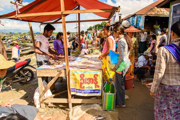 Inle Lake, Myanmar - 30 Ağustos 2016: Tanımlanamayan Birmanya lılar pazar yerinde çalışıyor, Inle Sap, Shan Eyaleti'nin Taunggyi İlçesi'nin Nyaungshwe İlçesi'nde bir tatlı su gölü, Myanmar