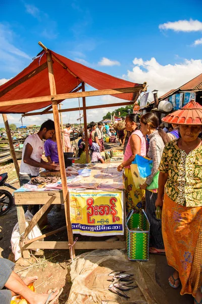Inle Lake Myanmar Ago 2016 Los Birmanos Identificados Trabajan Mercado — Foto de Stock