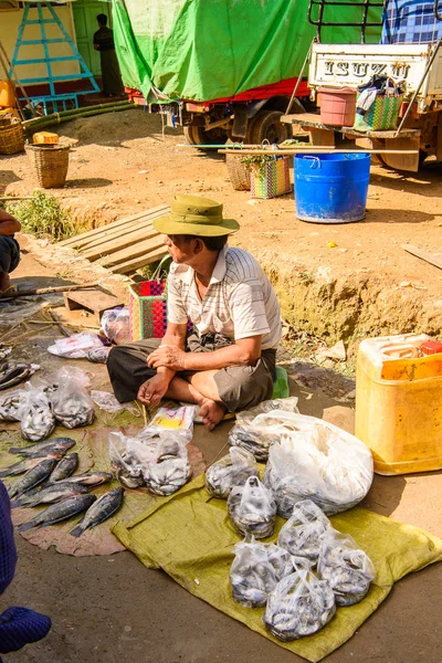 Inle Lake, Myanmar - 30 Ağustos 2016: Tanımlanamayan Birmanya lılar pazar yerinde çalışıyor, Inle Sap, Shan Eyaleti'nin Taunggyi İlçesi'nin Nyaungshwe İlçesi'nde bir tatlı su gölü, Myanmar