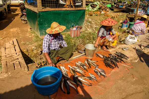 Inle Lake, Myanmar - 30 Ağustos 2016: Tanımlanamayan Birmanya lılar pazar yerinde çalışıyor, Inle Sap, Shan Eyaleti'nin Taunggyi İlçesi'nin Nyaungshwe İlçesi'nde bir tatlı su gölü, Myanmar