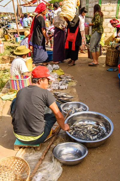 Inle Lake, Myanmar - 30 Ağustos 2016: Tanımlanamayan Birmanya lılar pazar yerinde çalışıyor, Inle Sap, Shan Eyaleti'nin Taunggyi İlçesi'nin Nyaungshwe İlçesi'nde bir tatlı su gölü, Myanmar