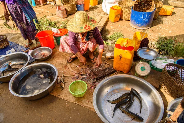 Inle Lake, Myanmar - 30 Ağustos 2016: Tanımlanamayan Birmanya lılar pazar yerinde çalışıyor, Inle Sap, Shan Eyaleti'nin Taunggyi İlçesi'nin Nyaungshwe İlçesi'nde bir tatlı su gölü, Myanmar