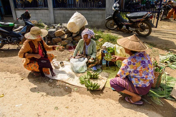 Inle Lake, Myanmar - 30 Ağustos 2016: Tanımlanamayan Birmanyalı kadın pazar yerinde çalışıyor, Inle Sap, Shan Eyaleti Taunggyi İlçesi Nyaungshwe İlçesi'nde bir tatlı su gölü, Myanmar