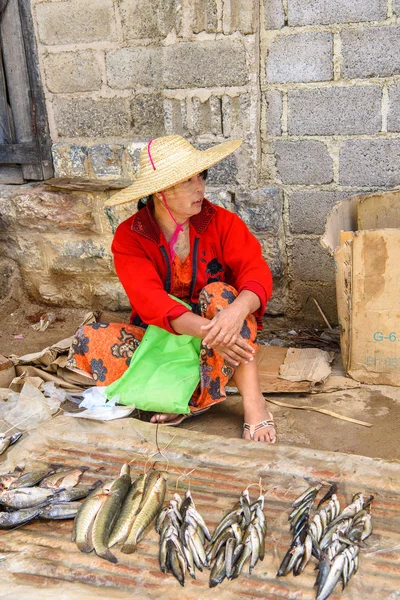 Inle Lake, Myanmar - 30 Ağustos 2016: Tanımlanamayan Birmanyalı kadın pazar yerinde çalışıyor, Inle Sap, Shan Eyaleti Taunggyi İlçesi Nyaungshwe İlçesi'nde bir tatlı su gölü, Myanmar