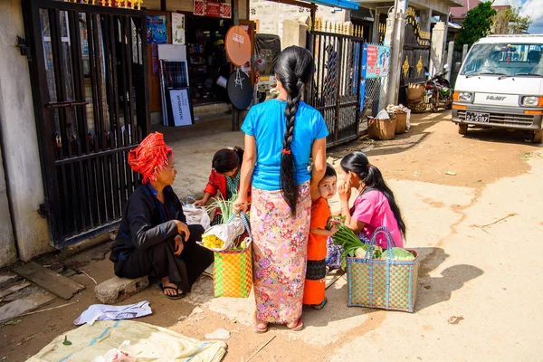 Inle Lake, Myanmar - 30 Ağustos 2016: Tanımlanamayan Birmanyalı kadın pazar yerinde çalışıyor, Inle Sap, Shan Eyaleti Taunggyi İlçesi Nyaungshwe İlçesi'nde bir tatlı su gölü, Myanmar