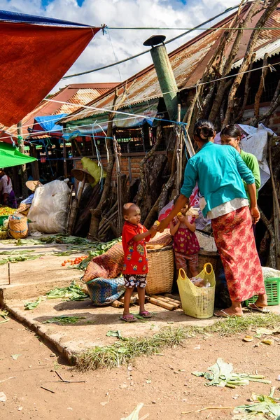 Inle Lake, Myanmar - 30 Ağustos 2016: Tanımlanamayan Birmanyalı kadın pazar yerinde çalışıyor, Inle Sap, Shan Eyaleti Taunggyi İlçesi Nyaungshwe İlçesi'nde bir tatlı su gölü, Myanmar