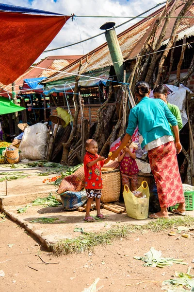 Inle Lake, Myanmar - 30 Ağustos 2016: Tanımlanamayan Birmanyalı kadın pazar yerinde çalışıyor, Inle Sap, Shan Eyaleti Taunggyi İlçesi Nyaungshwe İlçesi'nde bir tatlı su gölü, Myanmar