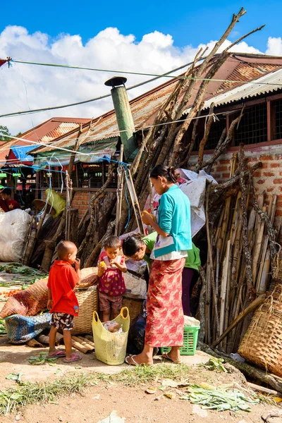 Inle Lake, Myanmar - 30 Ağustos 2016: Tanımlanamayan Birmanyalı kadın pazar yerinde çalışıyor, Inle Sap, Shan Eyaleti Taunggyi İlçesi Nyaungshwe İlçesi'nde bir tatlı su gölü, Myanmar