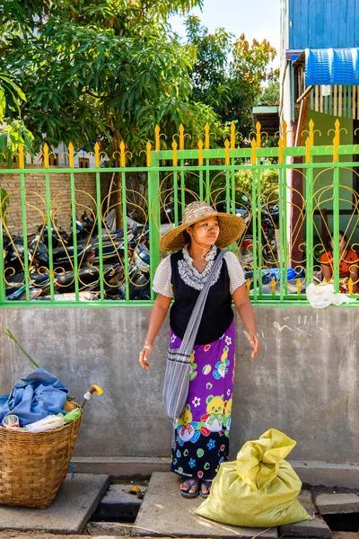 Inle Lake Myanmar Ago 2016 Mujer Birmana Identificada Trabaja Mercado — Foto de Stock