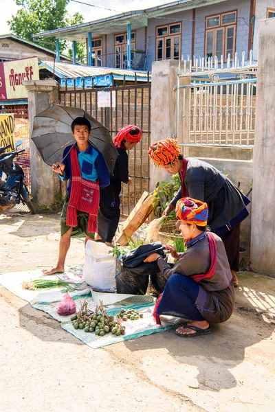 Inle Lake, Myanmar - 30 Ağustos 2016: Tanımlanamayan Birmanyalı kadın pazar yerinde çalışıyor, Inle Sap, Shan Eyaleti Taunggyi İlçesi Nyaungshwe İlçesi'nde bir tatlı su gölü, Myanmar