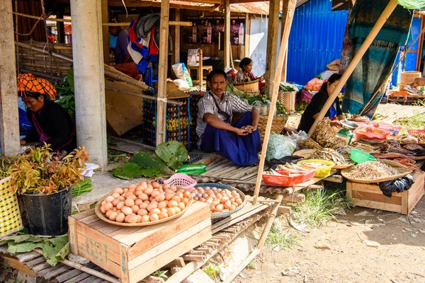 Inle Lake, Myanmar - 30 Ağustos 2016: Tanımlanamayan Birmanyalı kadın pazar yerinde çalışıyor, Inle Sap, Shan Eyaleti Taunggyi İlçesi Nyaungshwe İlçesi'nde bir tatlı su gölü, Myanmar