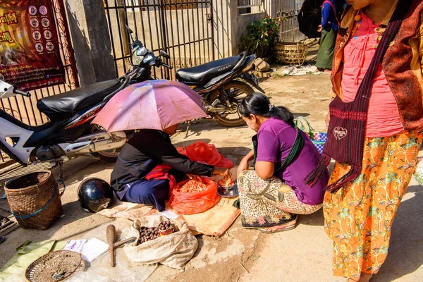 Inle Lake, Myanmar - 30 Ağustos 2016: Tanımlanamayan Birmanyalı kadın pazar yerinde çalışıyor, Inle Sap, Shan Eyaleti Taunggyi İlçesi Nyaungshwe İlçesi'nde bir tatlı su gölü, Myanmar
