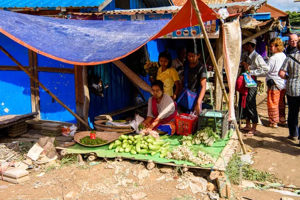 Inle Lake, Myanmar - 30 Ağustos 2016: Tanımlanamayan Birmanyalı kadın pazar yerinde çalışıyor, Inle Sap, Shan Eyaleti Taunggyi İlçesi Nyaungshwe İlçesi'nde bir tatlı su gölü, Myanmar