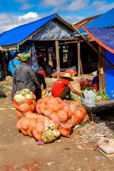 Inle Lake, Myanmar - 30 Ağustos 2016: Tanımlanamayan Birmanyalı kadın pazar yerinde çalışıyor, Inle Sap, Shan Eyaleti Taunggyi İlçesi Nyaungshwe İlçesi'nde bir tatlı su gölü, Myanmar