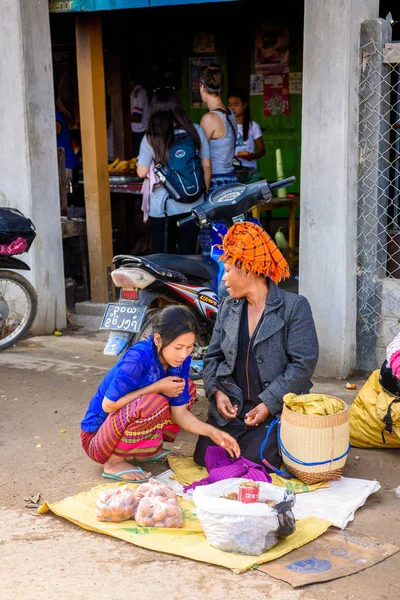 インレー湖 ミャンマー 2016年8月30日 ミャンマーのシャン州タンギ地区のニャウンシュエ郡の淡水湖 インレーサップ 市場で働く正体不明のビルマ人女性 — ストック写真