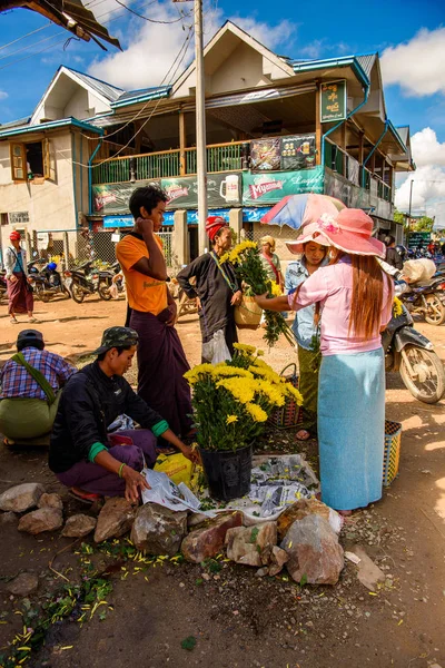 Inle Lake, Myanmar - 30 Ağustos 2016: Tanımlanamayan Birmanya lılar pazar yerinde çalışıyor, Inle Sap, Shan Eyaleti'nin Taunggyi İlçesi'nin Nyaungshwe İlçesi'nde bir tatlı su gölü, Myanmar