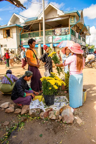 Inle Lake, Myanmar - 30 Ağustos 2016: Tanımlanamayan Birmanya lılar pazar yerinde çalışıyor, Inle Sap, Shan Eyaleti'nin Taunggyi İlçesi'nin Nyaungshwe İlçesi'nde bir tatlı su gölü, Myanmar