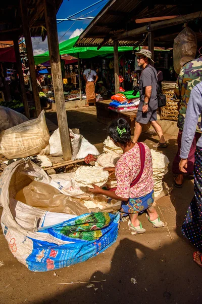 Inle Lake, Myanmar - 30 Ağustos 2016: Tanımlanamayan Birmanya lılar pazar yerinde çalışıyor, Inle Sap, Shan Eyaleti'nin Taunggyi İlçesi'nin Nyaungshwe İlçesi'nde bir tatlı su gölü, Myanmar