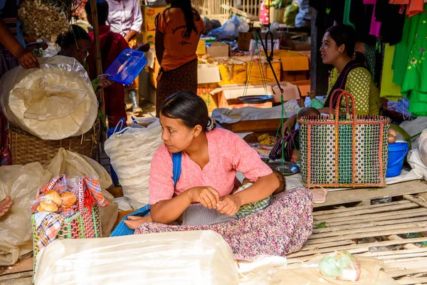 Inle Lake, Myanmar - 30 Ağustos 2016: Tanımlanamayan Birmanyalı kadın pazar yerinde çalışıyor, Inle Sap, Shan Eyaleti Taunggyi İlçesi Nyaungshwe İlçesi'nde bir tatlı su gölü, Myanmar