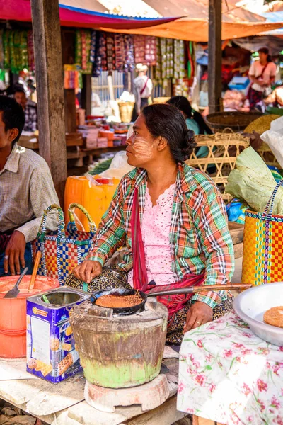 Inle Lake, Myanmar - 30 Ağustos 2016: Tanımlanamayan Birmanyalı kadın pazar yerinde çalışıyor, Inle Sap, Shan Eyaleti Taunggyi İlçesi Nyaungshwe İlçesi'nde bir tatlı su gölü, Myanmar