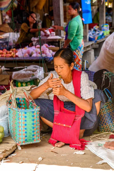 Inle Lake, Myanmar - 30 Ağustos 2016: Tanımlanamayan Birmanyalı kadın pazar yerinde çalışıyor, Inle Sap, Shan Eyaleti Taunggyi İlçesi Nyaungshwe İlçesi'nde bir tatlı su gölü, Myanmar