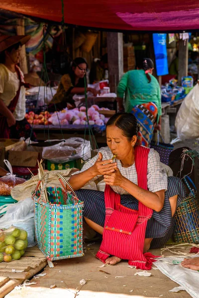 Inle Lake, Myanmar - 30 Ağustos 2016: Tanımlanamayan Birmanyalı kadın pazar yerinde çalışıyor, Inle Sap, Shan Eyaleti Taunggyi İlçesi Nyaungshwe İlçesi'nde bir tatlı su gölü, Myanmar