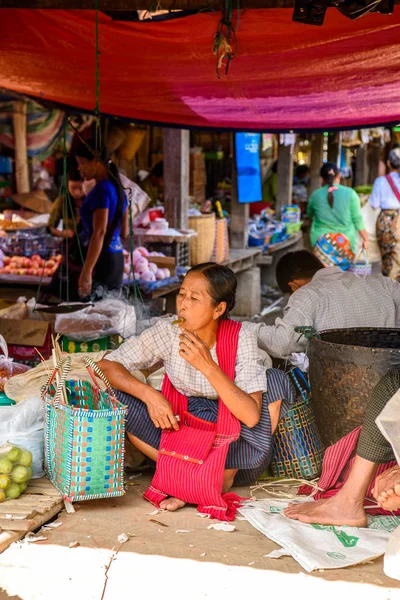 Inle Lake Myanmar Ago 2016 Mujer Birmana Identificada Trabaja Mercado — Foto de Stock