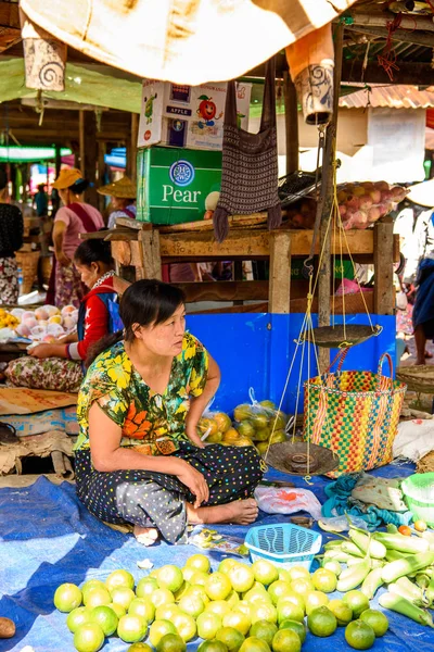 Inle Lake, Myanmar - 30 Ağustos 2016: Tanımlanamayan Birmanyalı kadın pazar yerinde çalışıyor, Inle Sap, Shan Eyaleti Taunggyi İlçesi Nyaungshwe İlçesi'nde bir tatlı su gölü, Myanmar