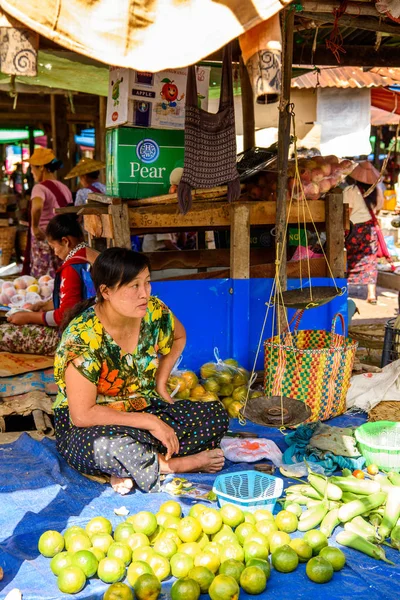 Inle Lake, Myanmar - 30 Ağustos 2016: Tanımlanamayan Birmanyalı kadın pazar yerinde çalışıyor, Inle Sap, Shan Eyaleti Taunggyi İlçesi Nyaungshwe İlçesi'nde bir tatlı su gölü, Myanmar