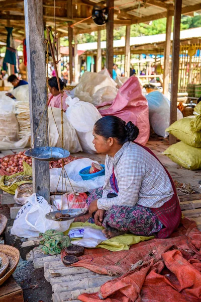 Inle Lake, Myanmar - 30 Ağustos 2016: Tanımlanamayan Birmanyalı kadın pazar yerinde çalışıyor, Inle Sap, Shan Eyaleti Taunggyi İlçesi Nyaungshwe İlçesi'nde bir tatlı su gölü, Myanmar