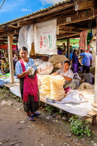 Inle Lake Myanmar Ago 2016 Mujer Birmana Identificada Trabaja Mercado — Foto de Stock