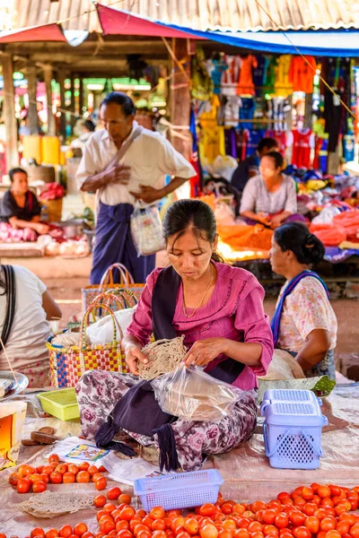 Inle Lake, Myanmar - 30 Ağustos 2016: Tanımlanamayan Birmanyalı kadın pazar yerinde çalışıyor, Inle Sap, Shan Eyaleti Taunggyi İlçesi Nyaungshwe İlçesi'nde bir tatlı su gölü, Myanmar