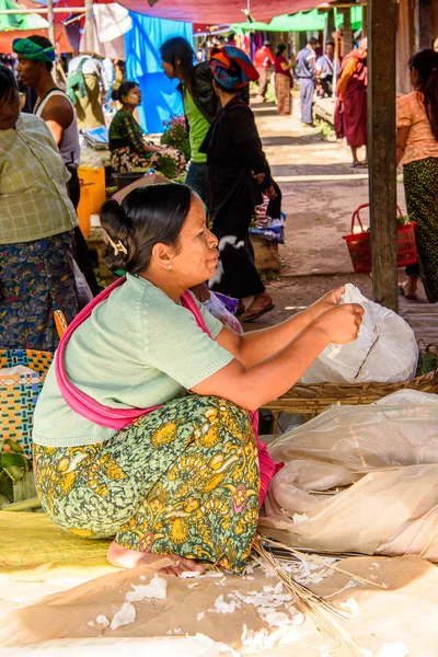 Inle Lake, Myanmar - 30 Ağustos 2016: Tanımlanamayan Birmanyalı kadın pazar yerinde çalışıyor, Inle Sap, Shan Eyaleti Taunggyi İlçesi Nyaungshwe İlçesi'nde bir tatlı su gölü, Myanmar