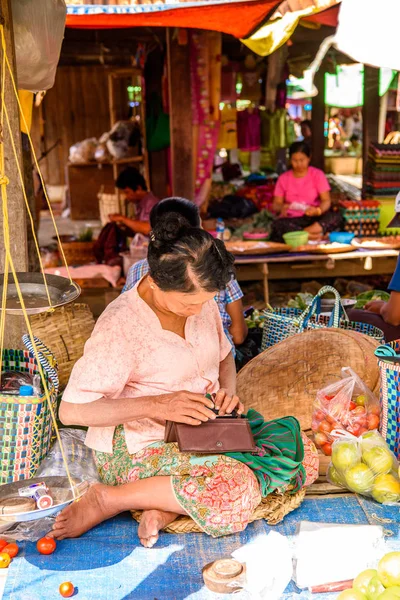 Inle Lake, Myanmar - 30 Ağustos 2016: Tanımlanamayan Birmanyalı kadın pazar yerinde çalışıyor, Inle Sap, Shan Eyaleti Taunggyi İlçesi Nyaungshwe İlçesi'nde bir tatlı su gölü, Myanmar