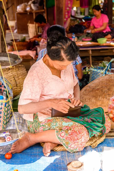 Inle Lake, Myanmar - 30 Ağustos 2016: Tanımlanamayan Birmanyalı kadın pazar yerinde çalışıyor, Inle Sap, Shan Eyaleti Taunggyi İlçesi Nyaungshwe İlçesi'nde bir tatlı su gölü, Myanmar