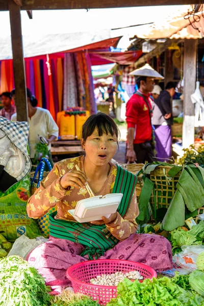 Inle Lake, Myanmar - 30 Ağustos 2016: Tanımlanamayan Birmanyalı kadın pazar yerinde çalışıyor, Inle Sap, Shan Eyaleti Taunggyi İlçesi Nyaungshwe İlçesi'nde bir tatlı su gölü, Myanmar