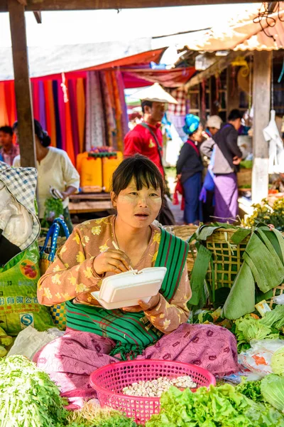 Inle Lake, Myanmar - 30 Ağustos 2016: Tanımlanamayan Birmanyalı kadın pazar yerinde çalışıyor, Inle Sap, Shan Eyaleti Taunggyi İlçesi Nyaungshwe İlçesi'nde bir tatlı su gölü, Myanmar