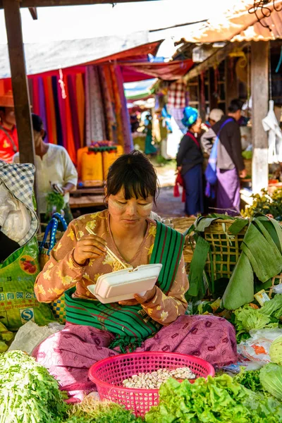 Inle Lake, Myanmar - 30 Ağustos 2016: Tanımlanamayan Birmanyalı kadın pazar yerinde çalışıyor, Inle Sap, Shan Eyaleti Taunggyi İlçesi Nyaungshwe İlçesi'nde bir tatlı su gölü, Myanmar