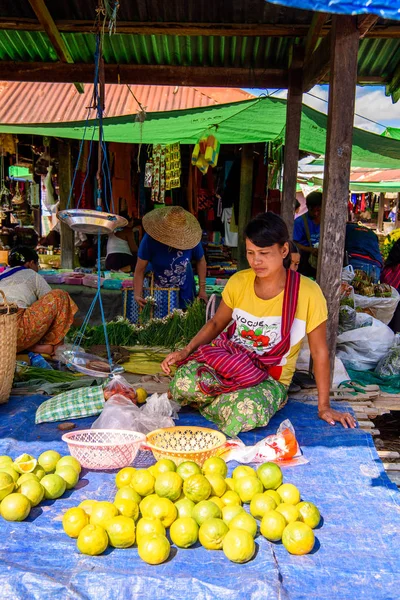 Inle Lake, Myanmar - Ağu 30, 2016: Tanımlanamayan Birmanya kadın pazar yerinde meyve satıyor, Inle Sap, Shan State Taunggyi İlçesi Nyaungshwe İlçesi'nde bir tatlı su gölü, Myanmar
